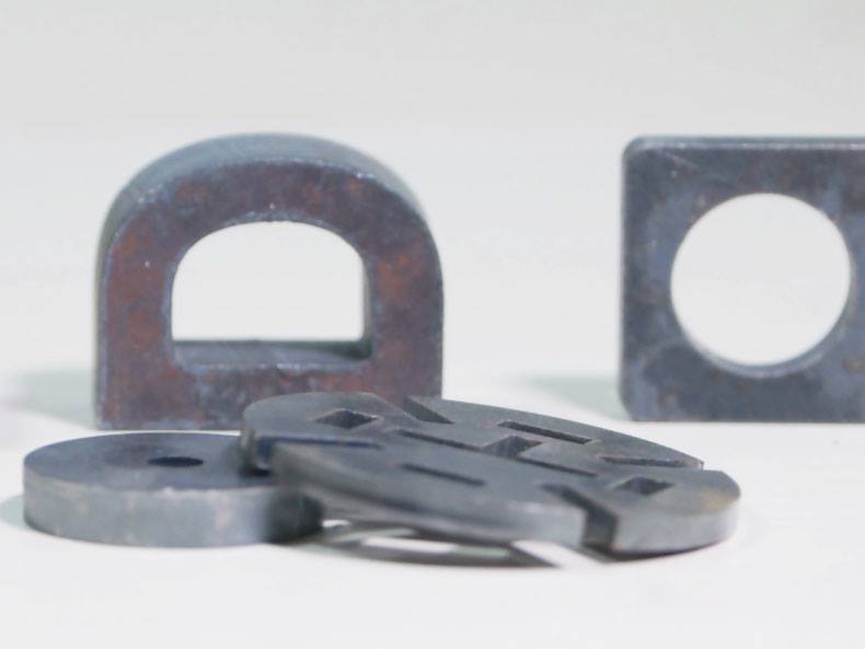 What materials can a Dowell fiber laser cutting machine process?